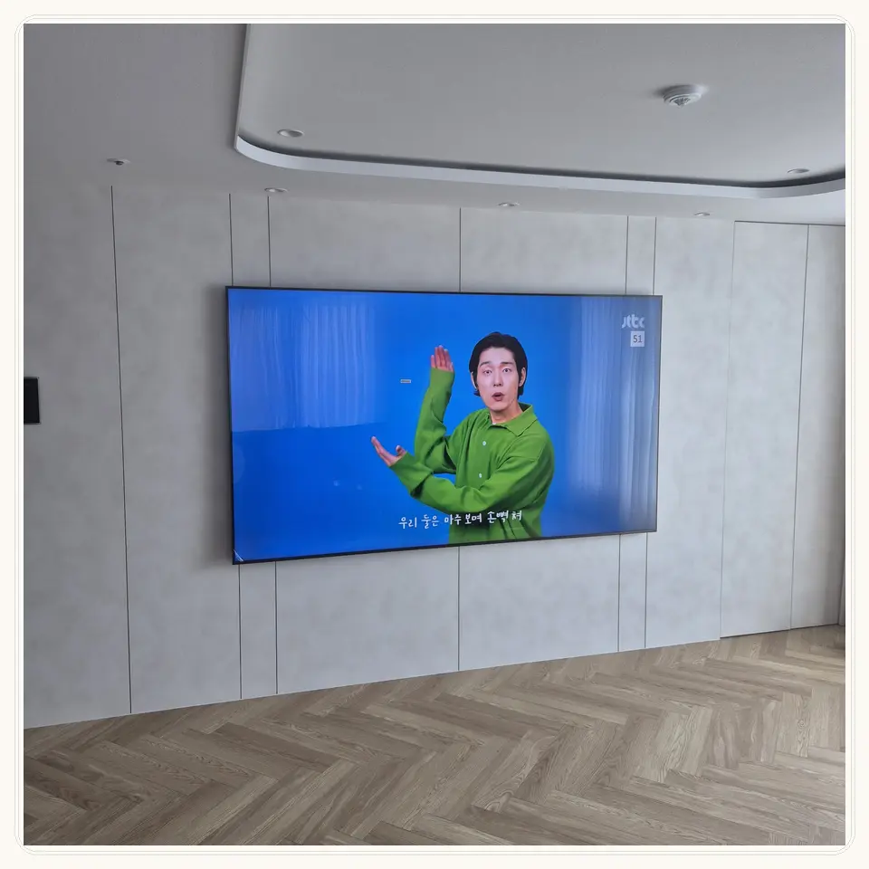 포천시 벽걸이TV 설치 참고 사진 3 · TV 회전 뒤 케이블 여유